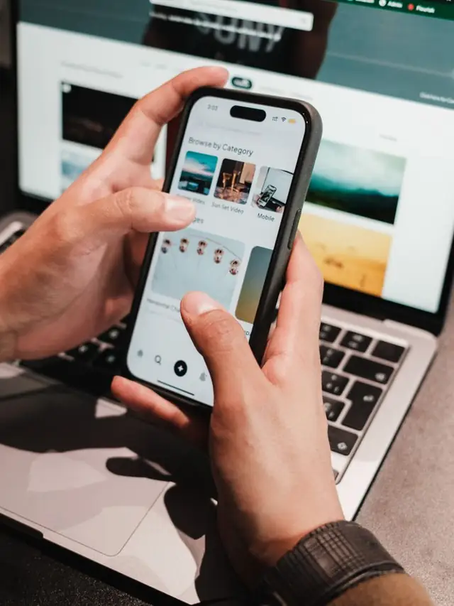 Handen met een telefoon waarop een app open staat