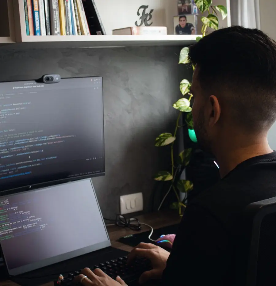 Ontwikkelaar van achteren voor twee schermen met code