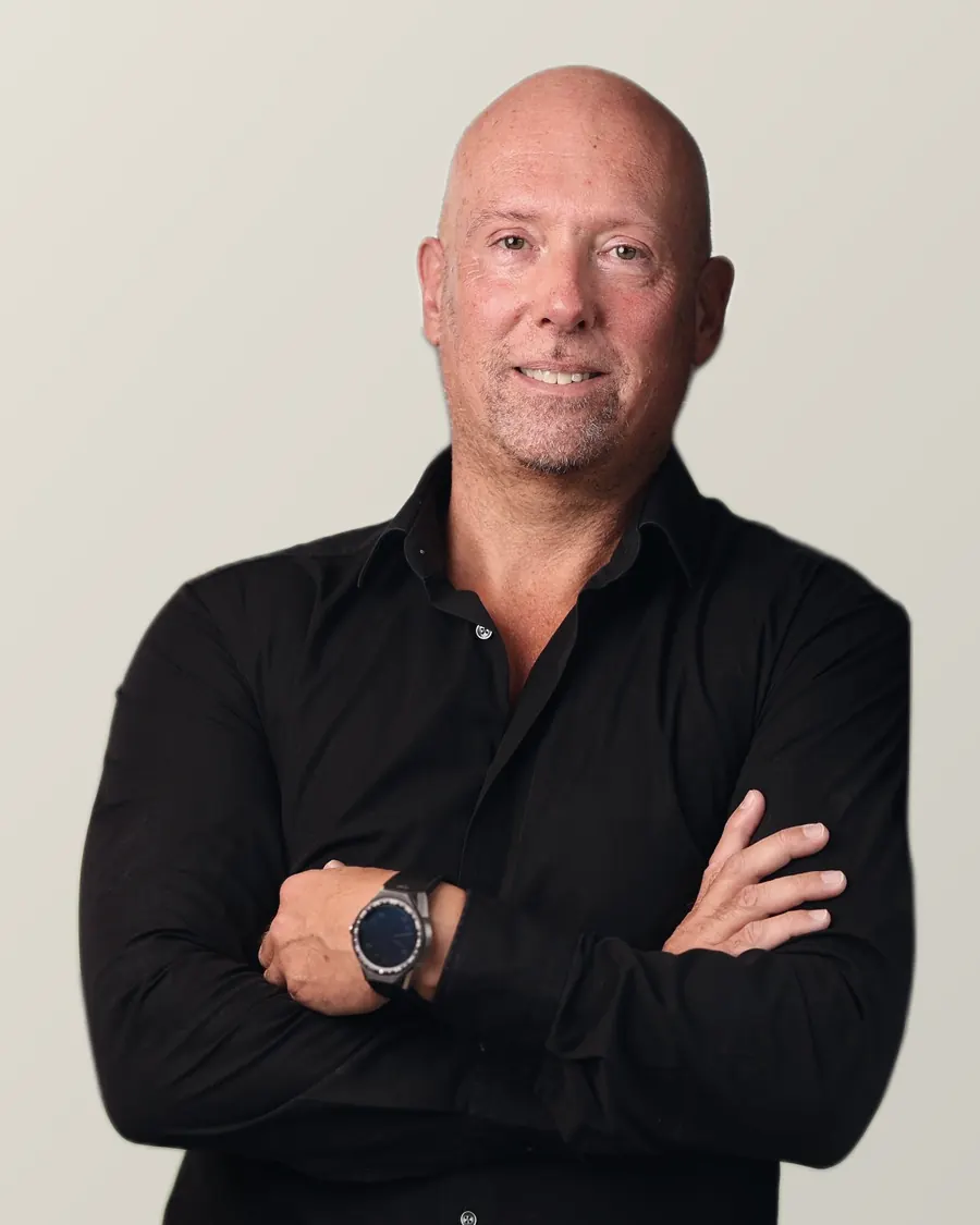 Maurice Ruijters, met de armen over elkaar bij een raam
